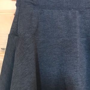 Mid thigh grey skirt.